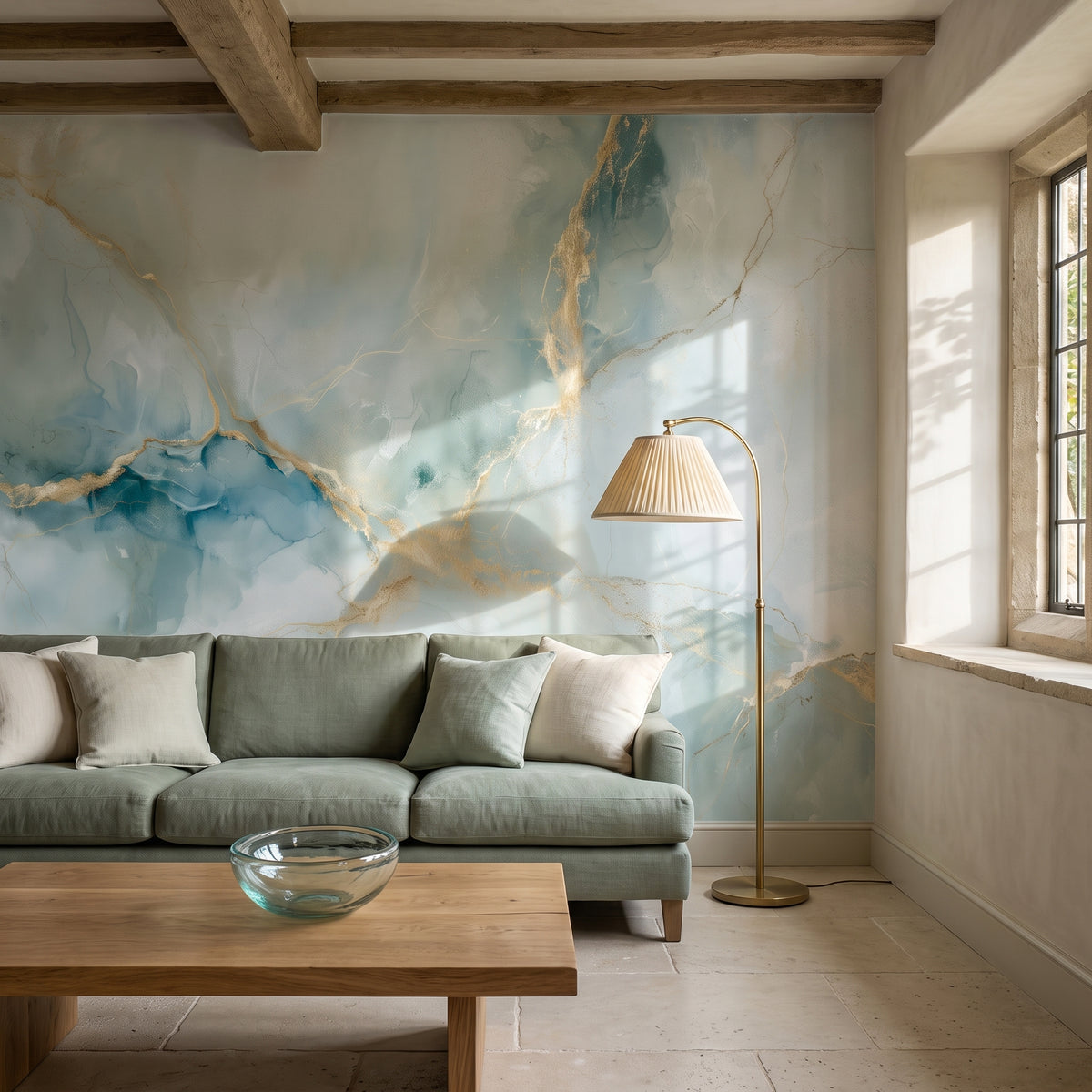 JADE CROSSING, mise en scène d’un salon : extrait du mur avec une poche bleue au-dessus d’un canapé en lin vert sauge et d’une table en chêne