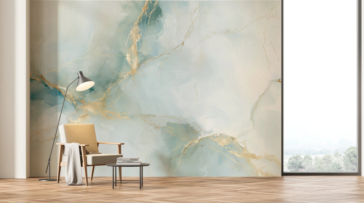 JADE CROSSING sur tout le mur d’un salon clair à grande fenêtre : croisement des veines dorées au-dessus d’un fauteuil, près d’un lampadaire