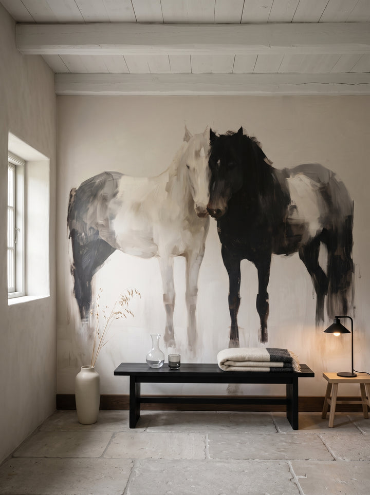 KINDRED PAIR en una ambientación de recibidor: dos caballos pío sobre un banco bajo de roble negro, un jarrón de gres y una lamparita