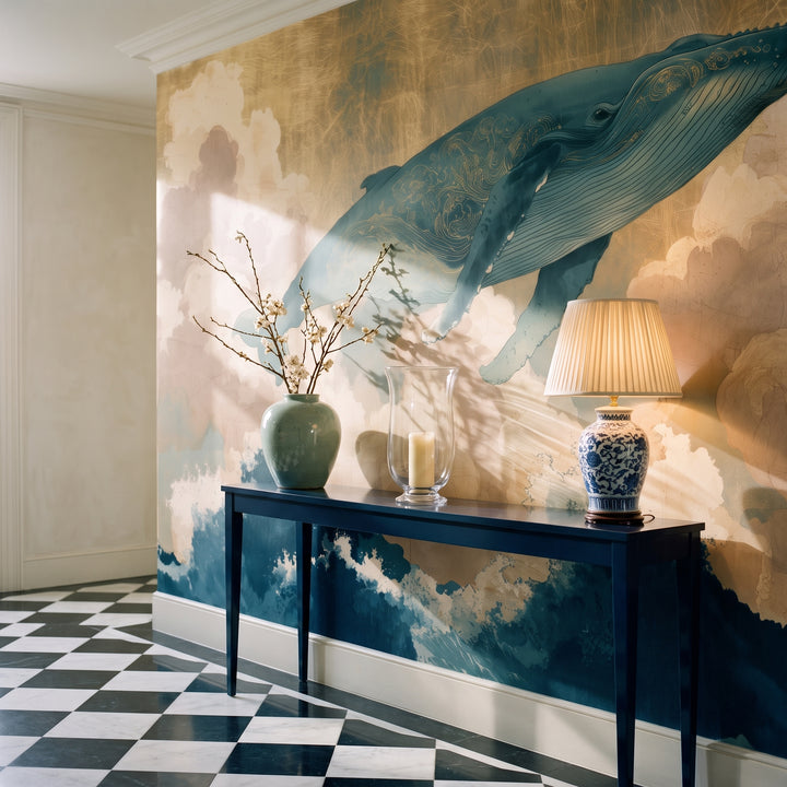 KUJIRA RISING in der Raumgestaltung eines Flurs: Wal mit goldenem Ornament über Konsole mit Vase und Lampe