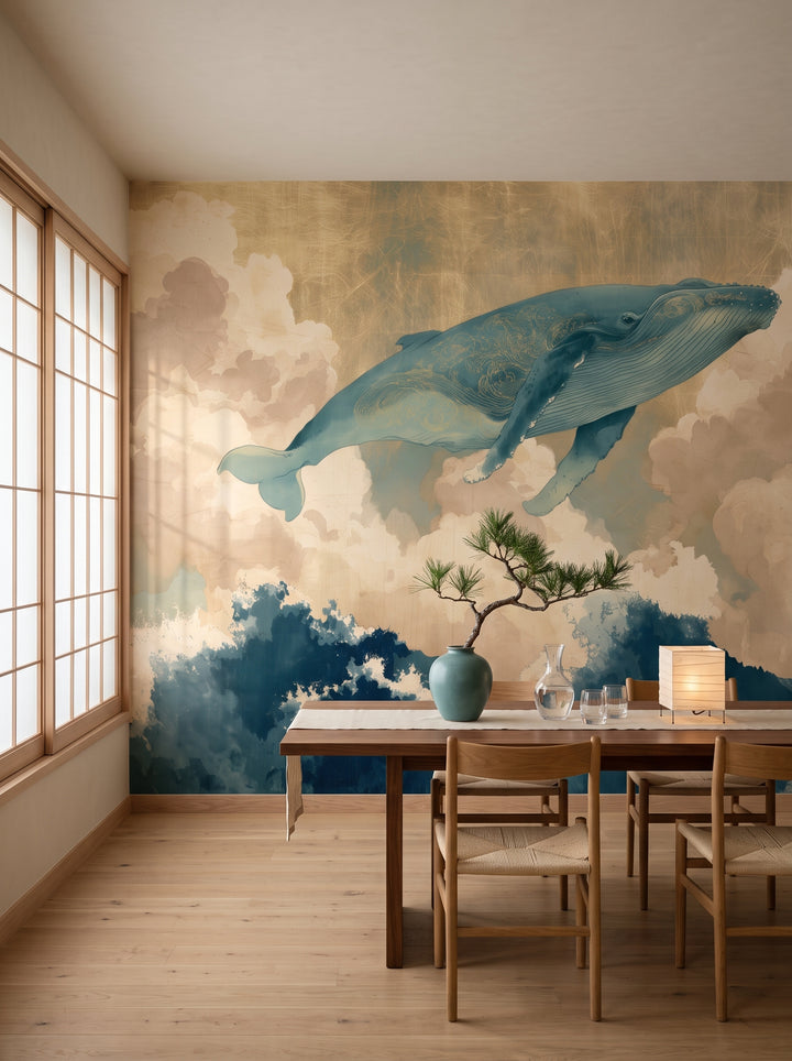 KUJIRA RISING en una ambientación de comedor: la ballena turquesa entera sobre un cielo dorado, encima de una mesa de madera con sillas y un farolillo de papel