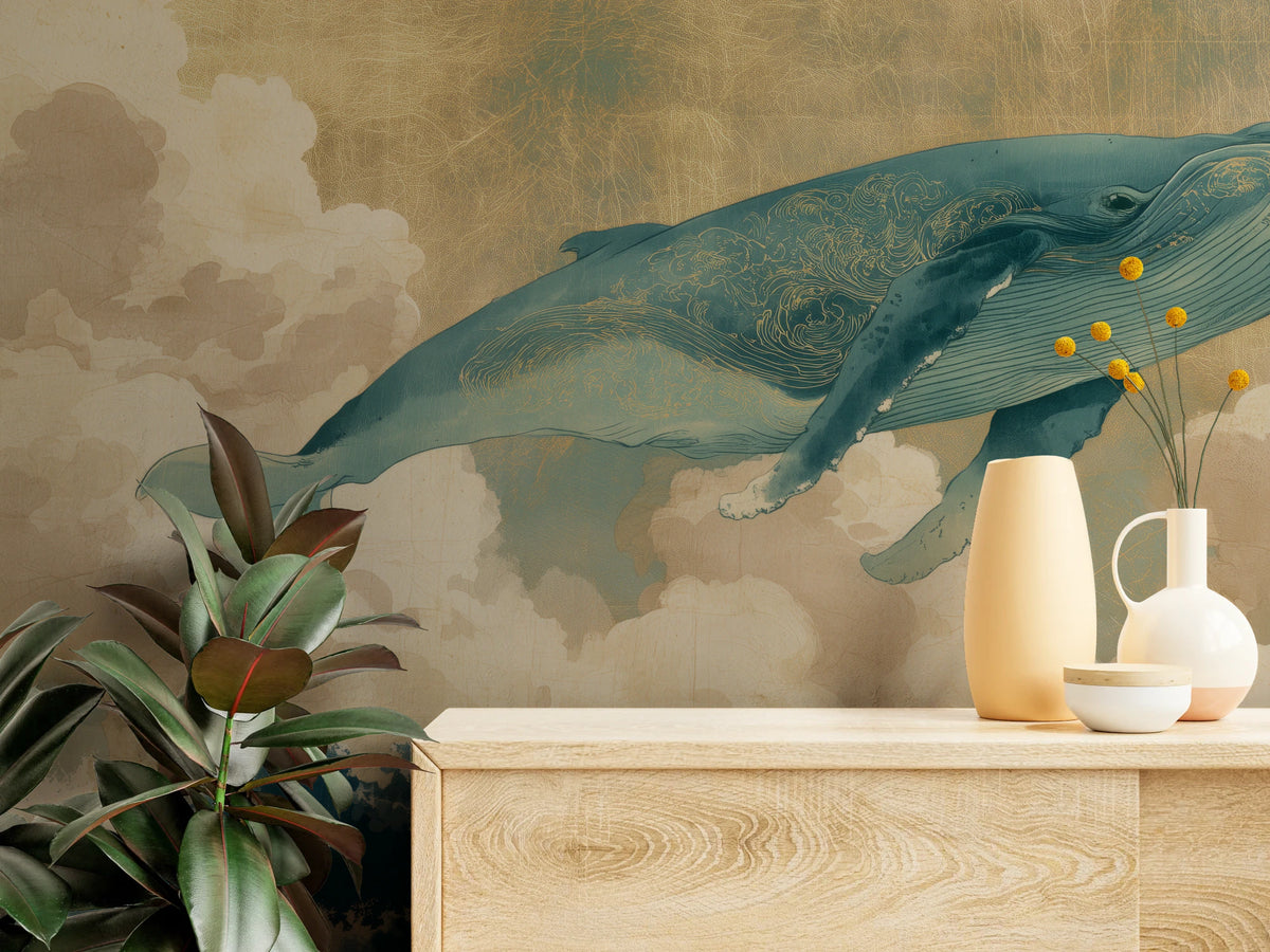 KUJIRA RISING da vicino: ornamento dorato sul dorso della balena e nuvole crema e rosa sopra una cassettiera chiara con vasi