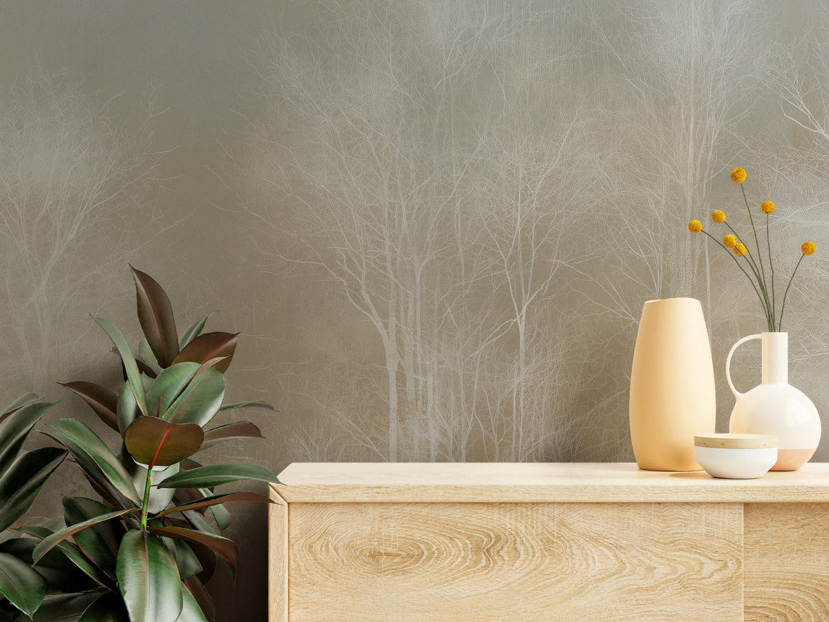 LACE THICKET de près au-dessus d'une commode claire avec vases – entrelacs de fines branches et texture délicate du fond