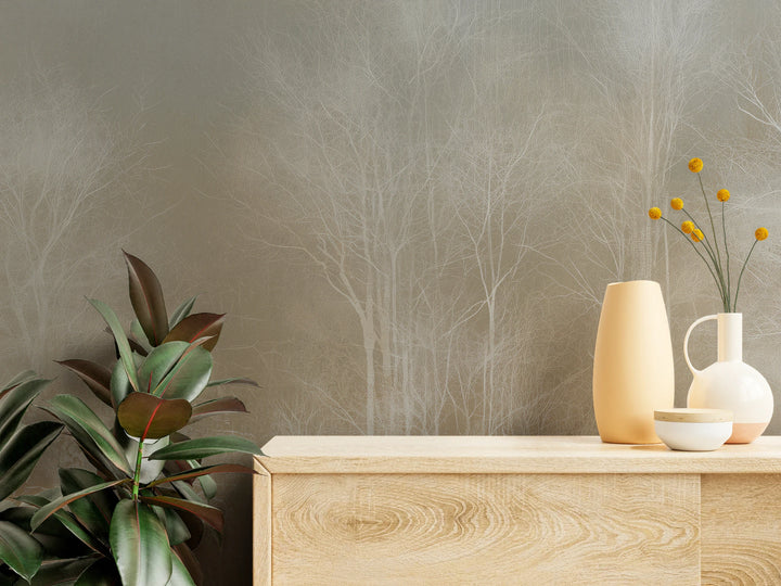 LACE THICKET de près au-dessus d'une commode claire avec vases – entrelacs de fines branches et texture délicate du fond