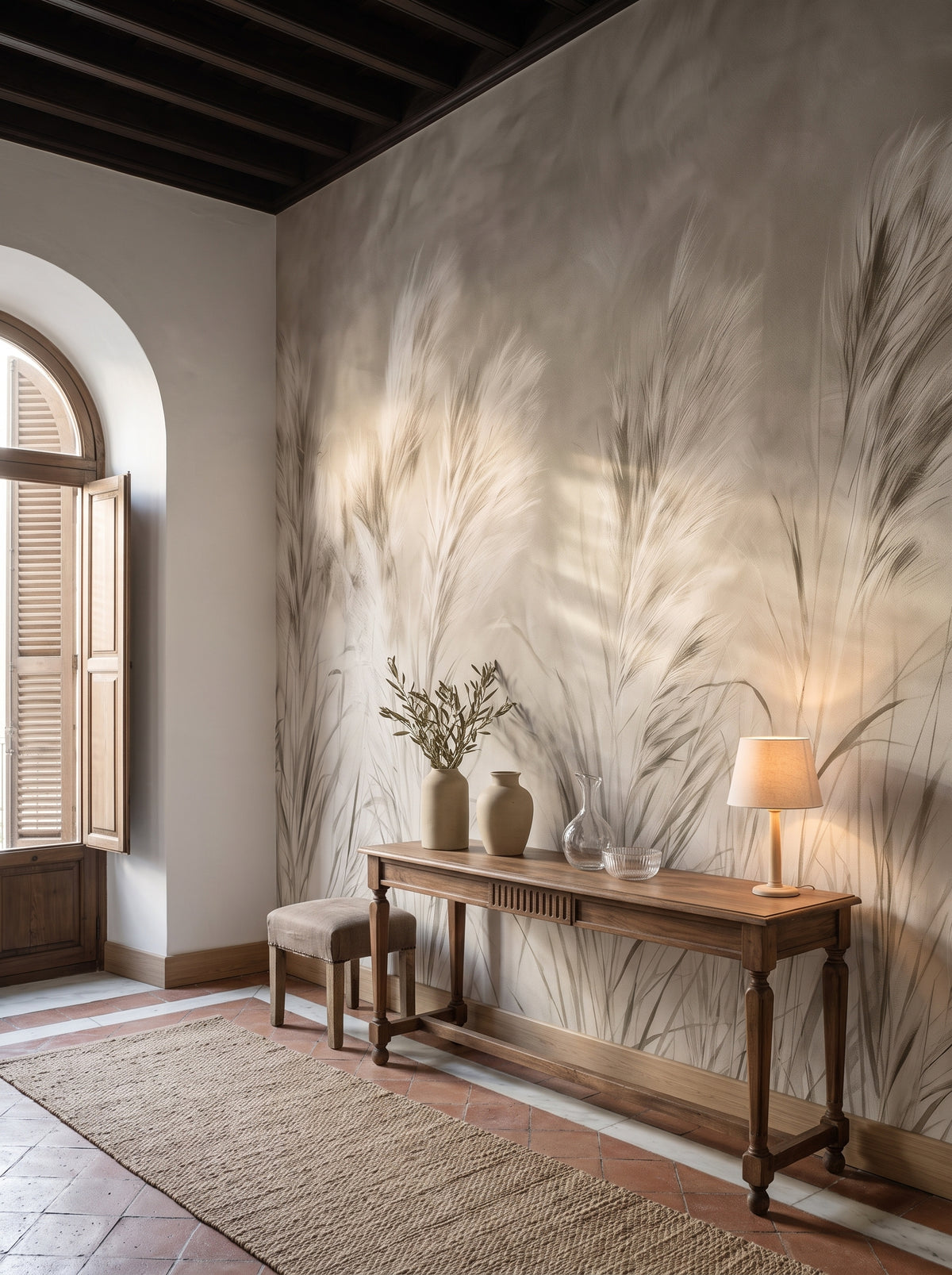 LEEWARD SWAY in der Raumgestaltung einer Diele in einem Altbau in Sevilla, vor der Wand eine Nussbaumkonsole auf gedrechselten Beinen mit Steinzeugvasen