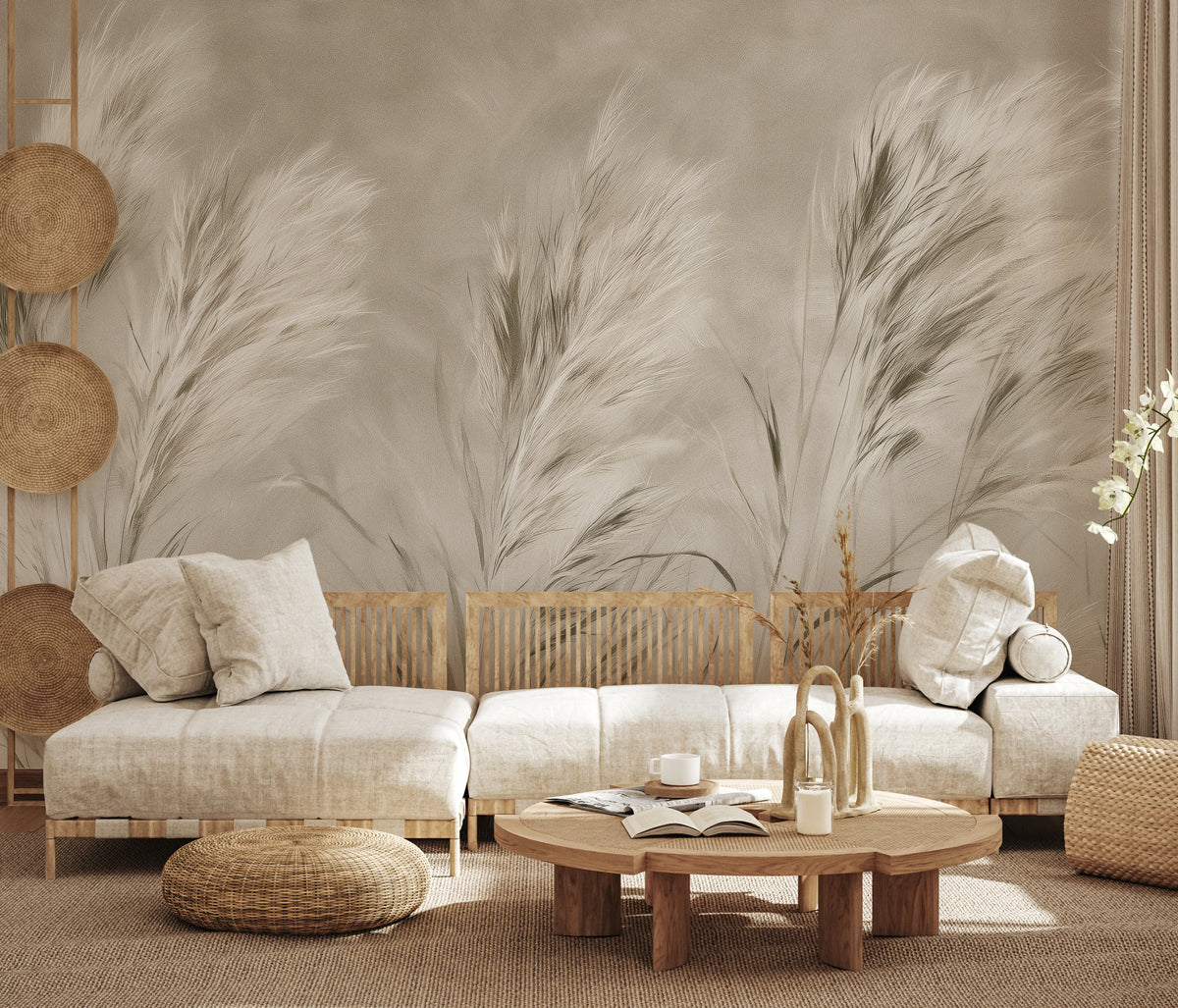 LEEWARD SWAY auf der ganzen Wand eines Boho-Wohnzimmers – Federbüschel deutlich höher als die Lehne des hellen Sofas