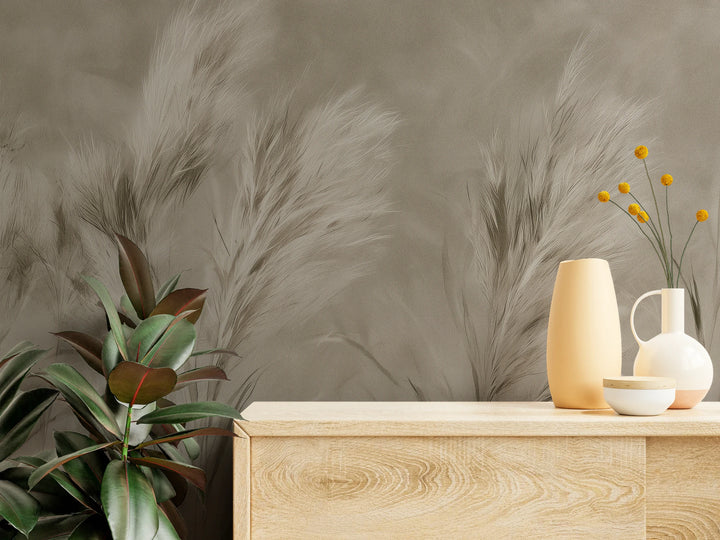 LEEWARD SWAY de cerca: plumeros crema con vetas marrones sobre una cómoda de madera clara con jarrones