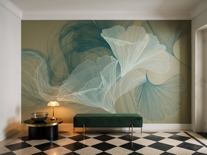 LICHEN PLUME dans un hall d’un appartement art déco parisien, devant le mur une longue banquette vert bouteille