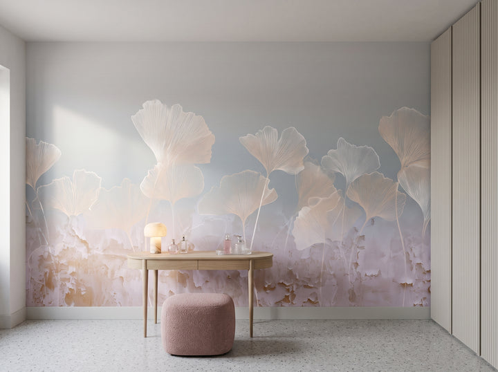 LILAC STUCCO mis en scène dans un dressing d'un appartement milanais des années 50, devant le mur une coiffeuse ovale et un pouf rose