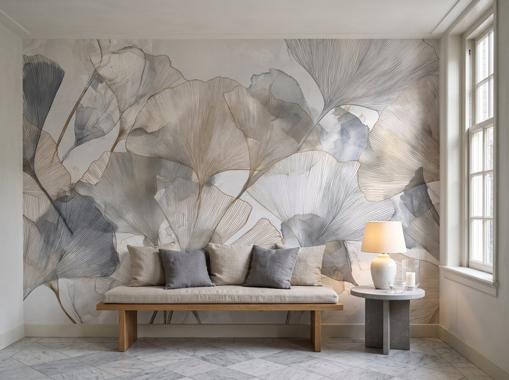 LIMESTONE VEIN nell'ambientazione di un ingresso ad Amsterdam: davanti alla parete ci sono una panca bassa in rovere e un tavolino in pietra con lampada