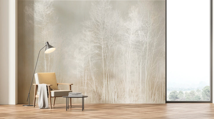 LIMEWASH WOODS sur tout le mur d'un salon avec fauteuil et lampadaire – les arbres blancs s'élèvent bien au-dessus des meubles