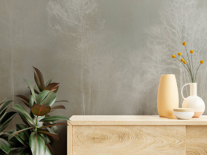 LIMEWASH WOODS de près – fines ramilles blanches sur fond gris au-dessus d'une commode en bois avec des vases