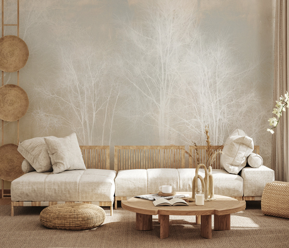 LINEN HUSH sur tout le mur d'un salon clair derrière le canapé – les arbres s'élèvent bien au-dessus du dossier et montrent l'échelle du motif