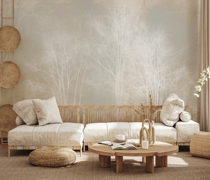LINEN HUSH sur tout le mur d'un salon clair derrière le canapé – les arbres s'élèvent bien au-dessus du dossier et montrent l'échelle du motif