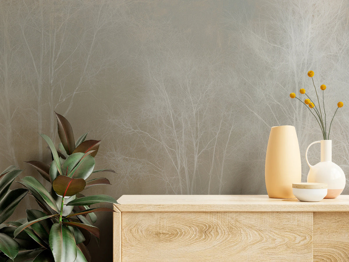 LINEN HUSH de près – fines branches blanches sur fond beige au-dessus d'une commode en bois avec des vases