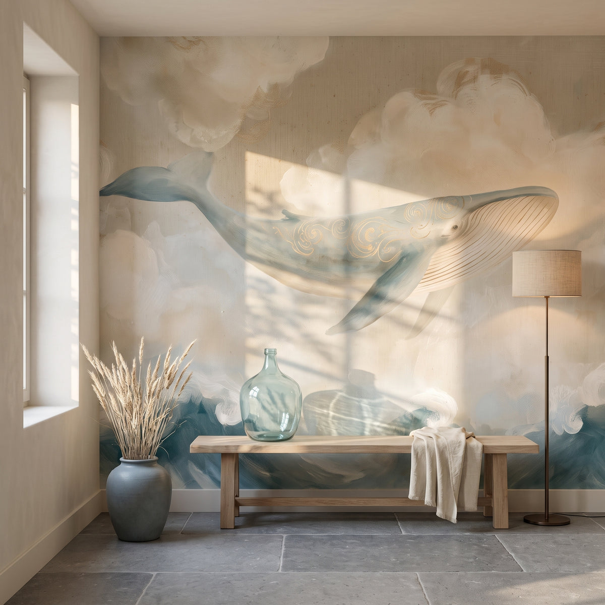 LINEN WHALE, mise en scène d’une entrée : baleine au-dessus d’un banc en chêne avec une bonbonne en verre, vase d’herbes et lampadaire