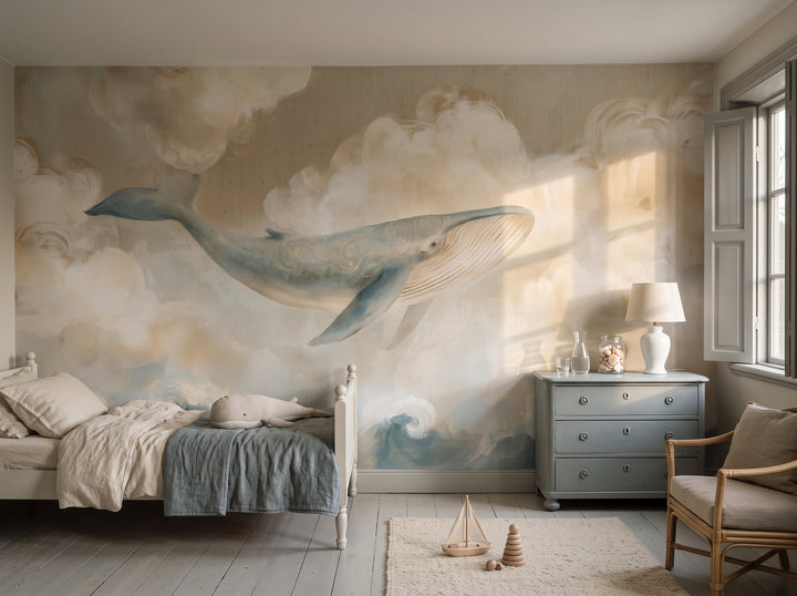 LINEN WHALE in der Raumgestaltung eines Kinderzimmers: ganze Wand hinter weißem Holzbett, bemalter Kommode und Rohrstuhl