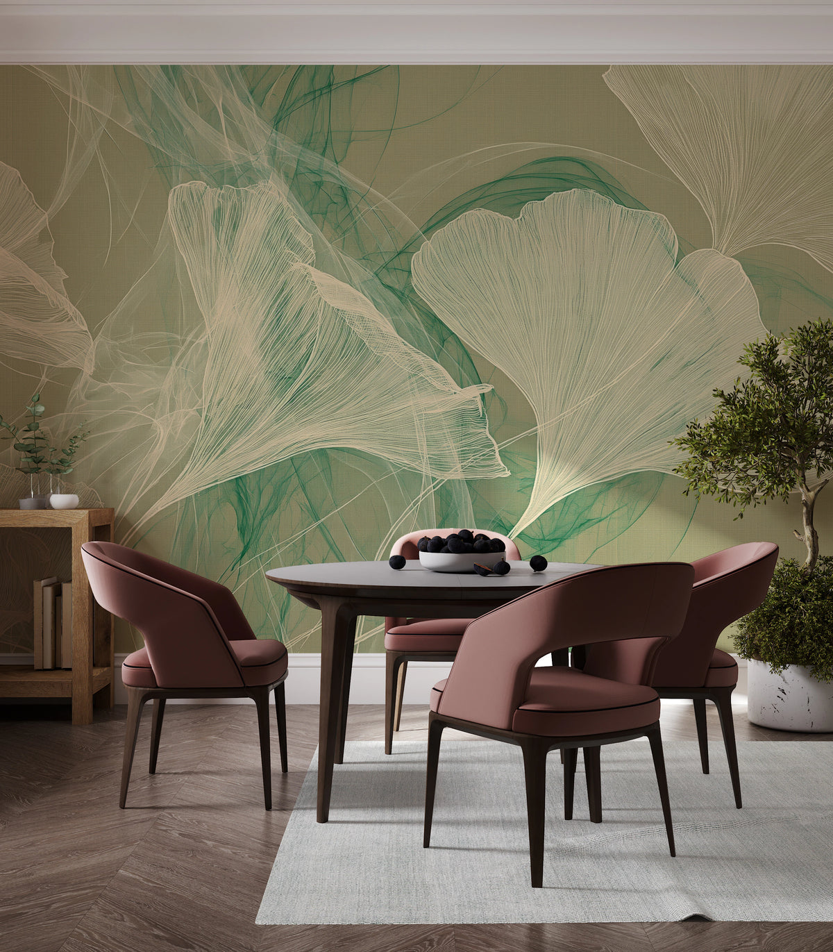 MALACHITE WISP sur tout le mur d’une salle à manger – les feuilles de ginkgo crème sont plus larges que les chaises roses autour de la table