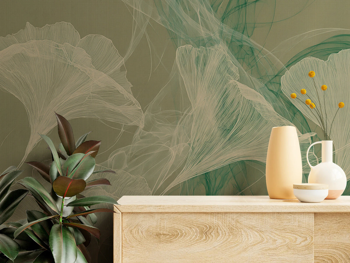 MALACHITE WISP en gros plan – lignes crème des feuilles et traînée émeraude derrière une commode claire en chêne avec des vases