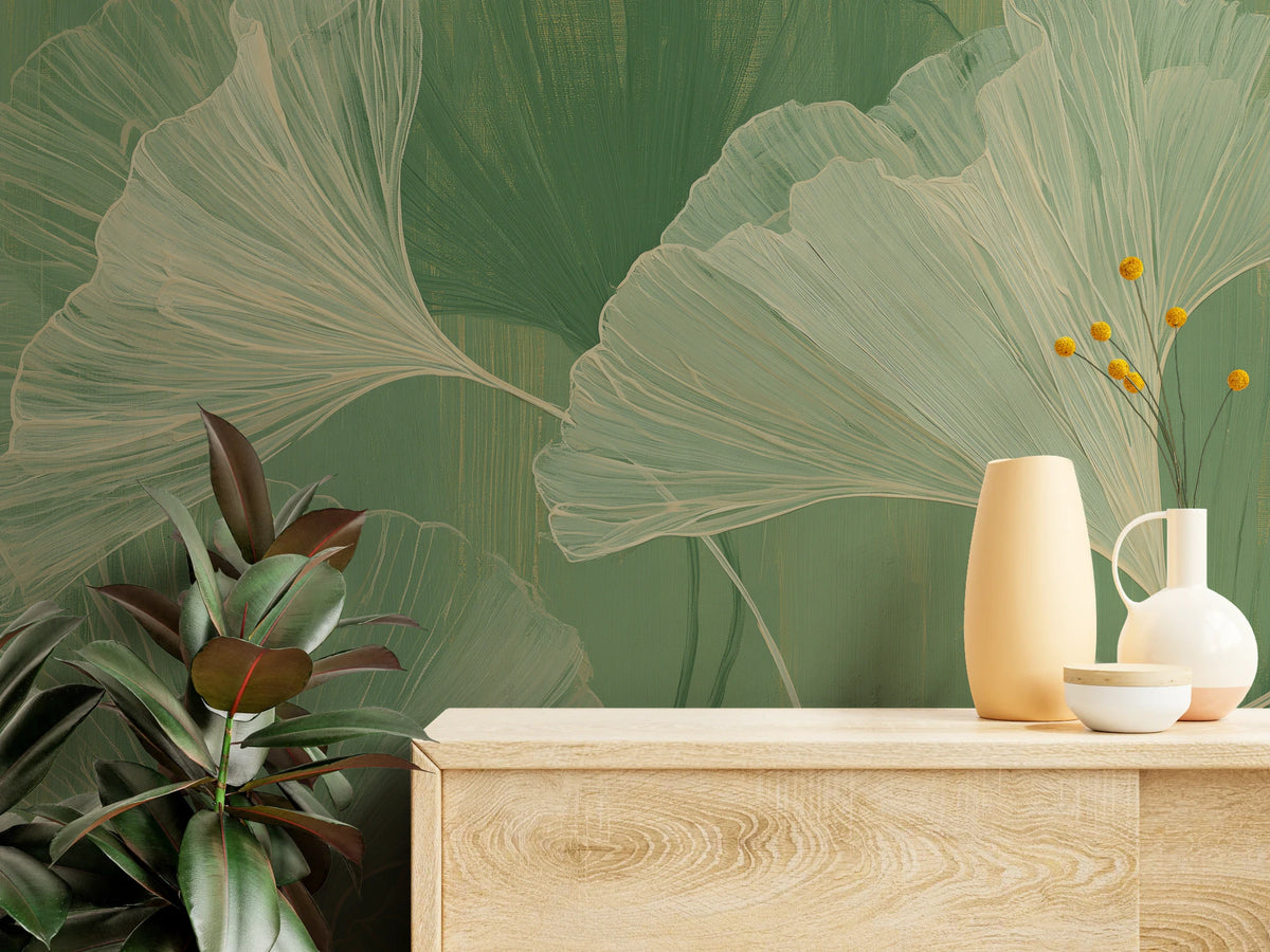 MATCHA BRUSHWORK en gros plan – contours crème des feuilles et traînées vertes derrière une commode claire en bois
