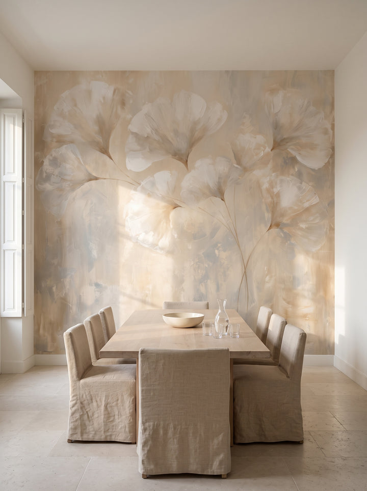 MERINGUE nell'ambientazione di una sala da pranzo in una villa sul mare di inizio Novecento: davanti alla parete un tavolo in rovere sbiancato e sedie in lino