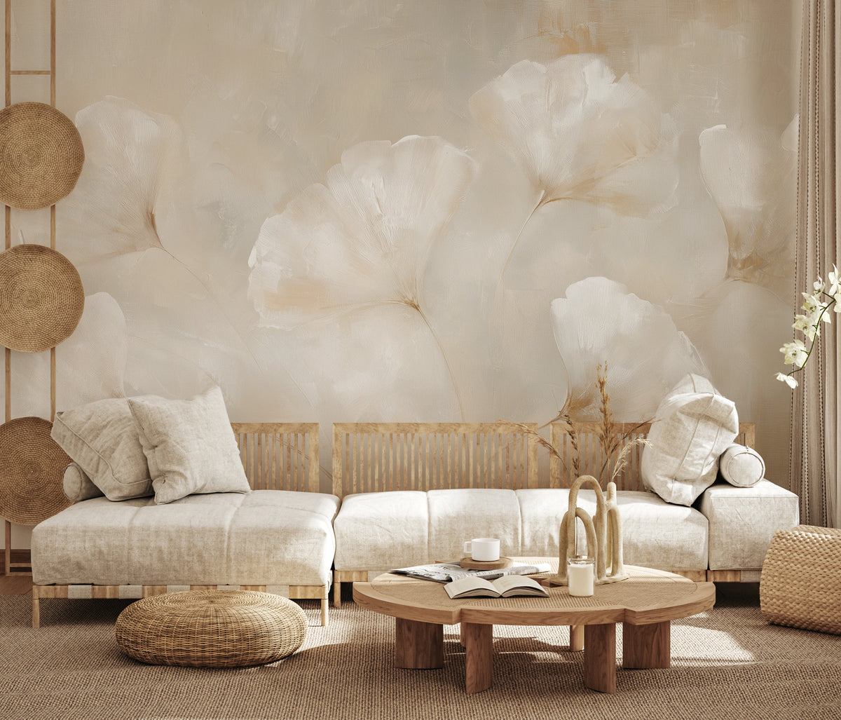 MILK GLASS an der ganzen Wand eines rustikalen Wohnzimmers – verschwommene weiße Blätter über langem Sofa, geflochtenem Hocker und rundem Tisch