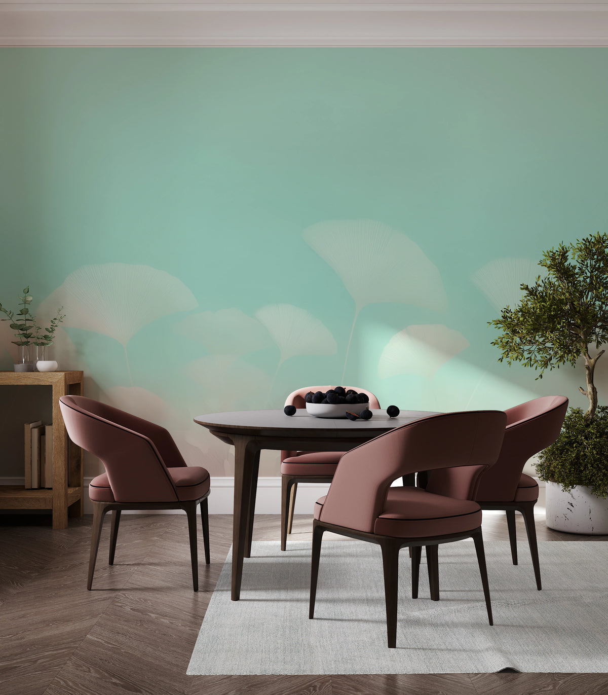 MINT SORBET sur tout le mur d'une salle à manger à table ronde – les feuilles de ginkgo commencent juste au-dessus des dossiers des chaises