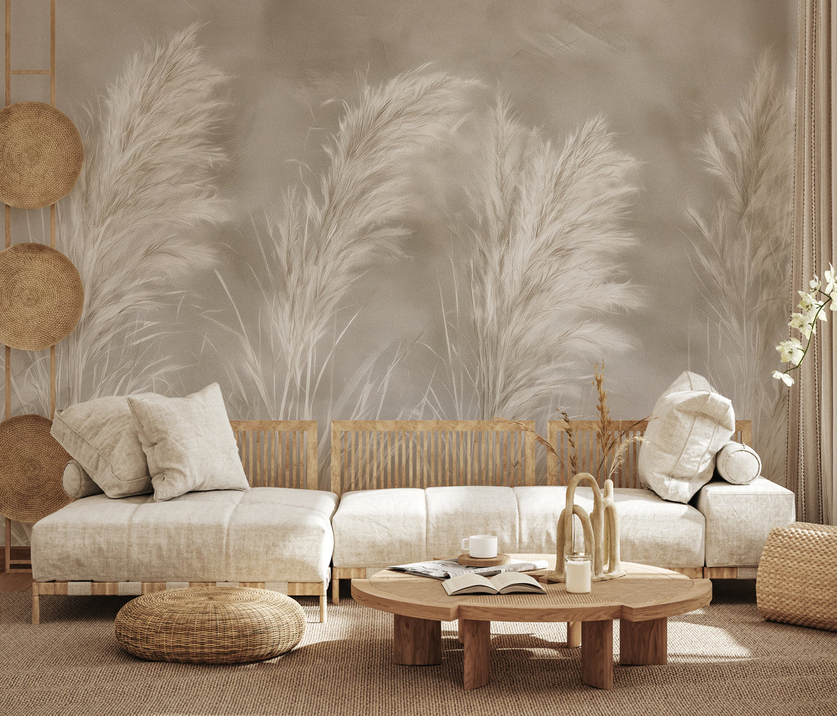 MOHAIR QUINTET en toda la pared de un salón boho: los plumeros se elevan muy por encima del respaldo de un sofá de madera