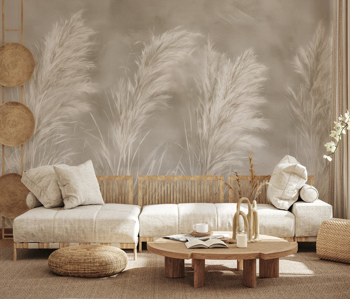 MOHAIR QUINTET en toda la pared de un salón boho: los plumeros se elevan muy por encima del respaldo de un sofá de madera