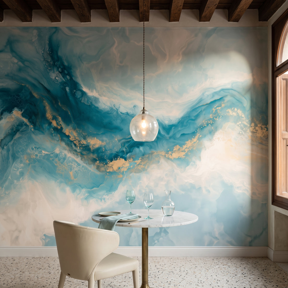 NOON SHALLOWS im Restaurant-Interieur: türkisfarbener Fluss mit goldenen Flecken hinter einem Tisch mit Marmorplatte und cremefarbenem Stuhl