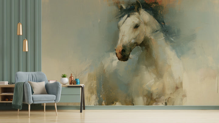 NORTH WIND, pared de salón: la cabeza y el pecho del caballo blanco llegan al techo; a la izquierda, panel verde de lamas y sillón celeste