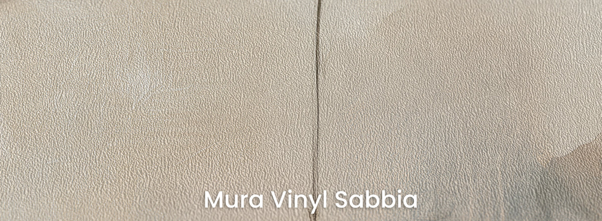 NOVEMBER FOG auf Mura Vinyl Sabbia – körnige Struktur im abgeriebenen, cremefarbenen Grund