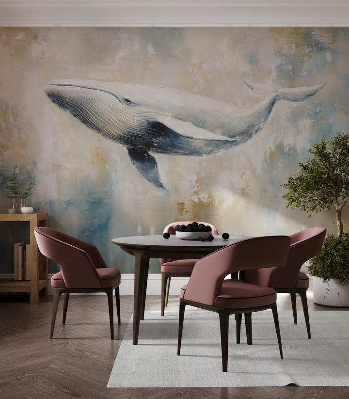 OCHRE PASSAGE en toda la pared de un comedor: la ballena blanca entera sobre un fondo claro en ocre y azul celeste, encima de una mesa redonda con sillas