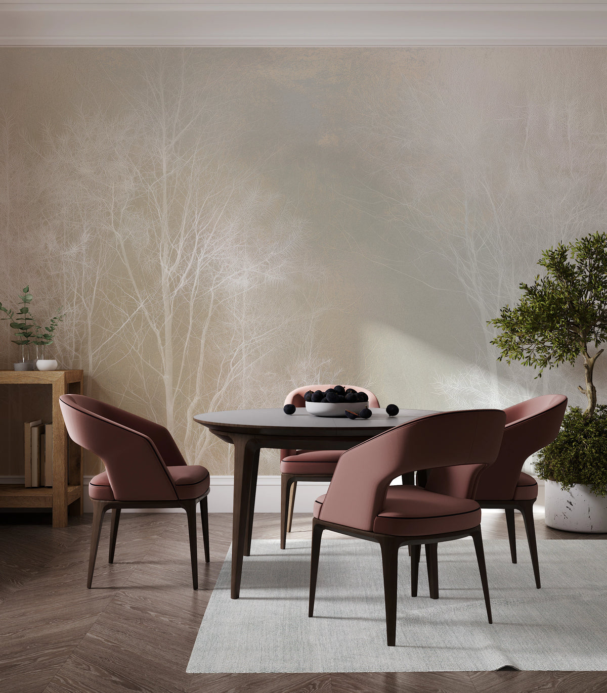 OCHRE SPINNEY sur tout le mur de la salle à manger – les arbres blancs s'élèvent haut au-dessus de la table et des chaises prune