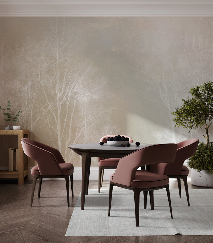 OCHRE SPINNEY sur tout le mur de la salle à manger – les arbres blancs s'élèvent haut au-dessus de la table et des chaises prune