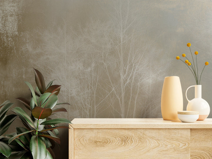 OCHRE SPINNEY de près au-dessus d'une commode en bois clair – fines branches et frottis d'ocre