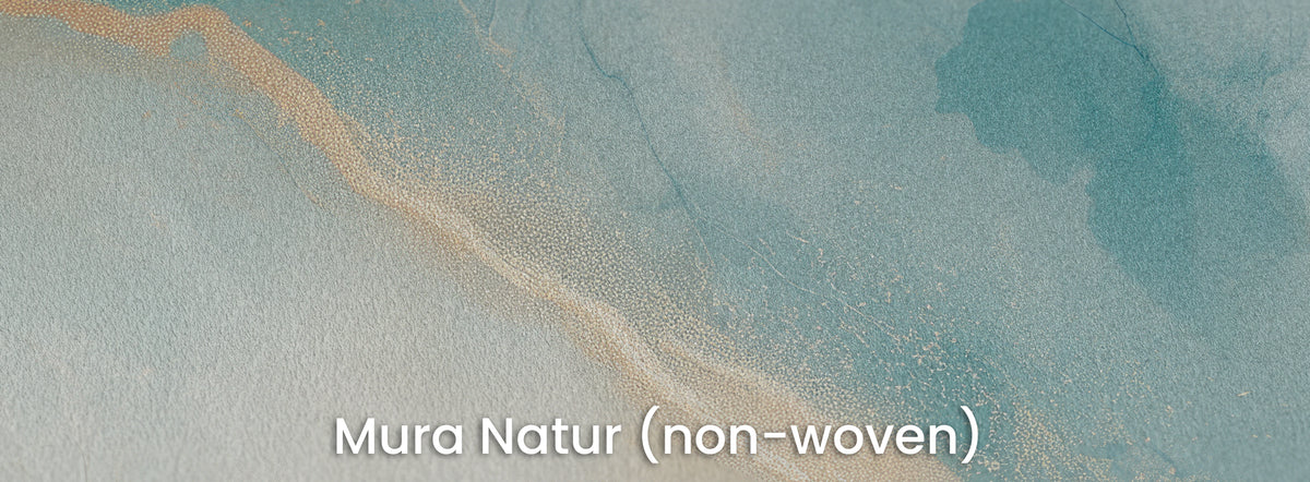 ONYX ESTUARY sur le support Mura Natur : veine dorée à fine poussière d’or et tache turquoise sur un intissé mat