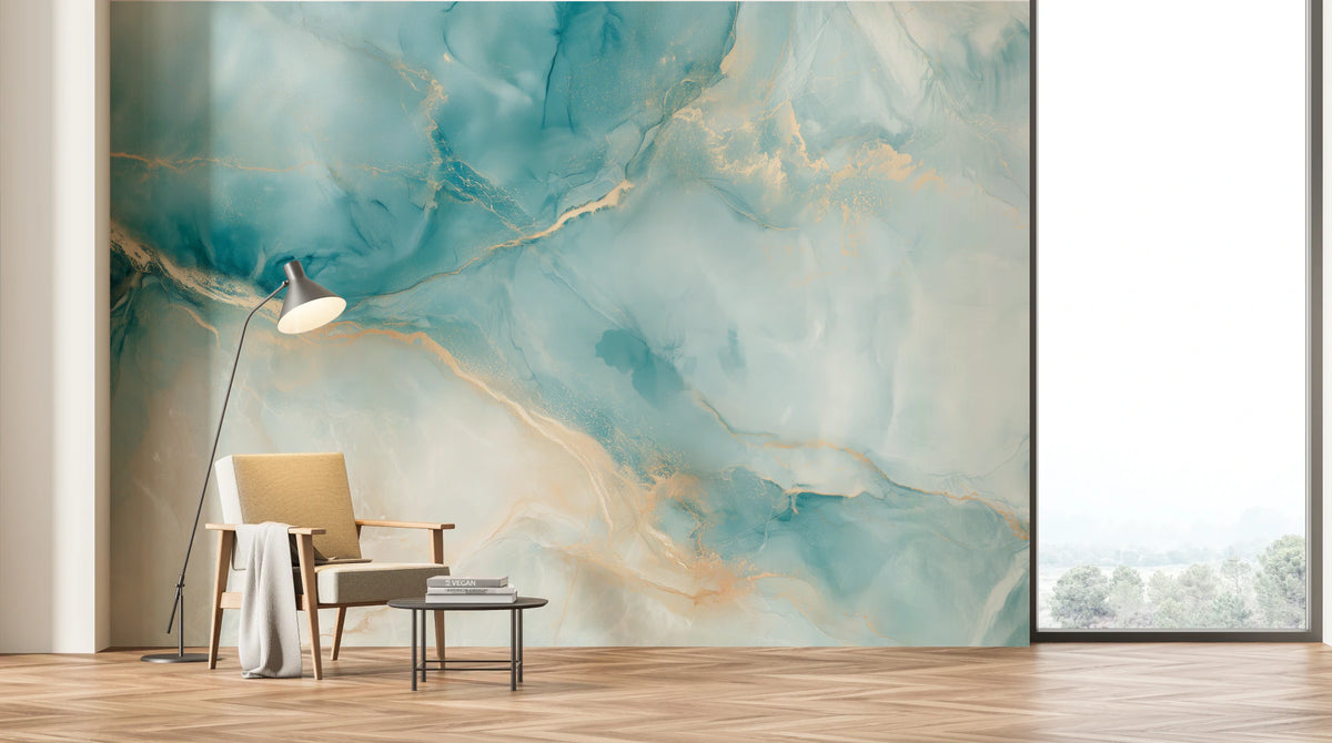 ONYX ESTUARY sur tout le mur d’un salon clair à grande fenêtre : échelle du motif près d’un fauteuil, d’un lampadaire et d’une table