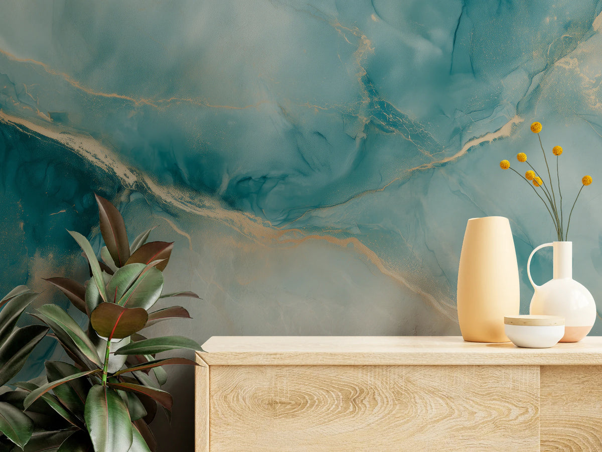 ONYX ESTUARY en gros plan au-dessus d’une commode en bois clair avec des vases : turquoise profond traversé d’une veine or clair