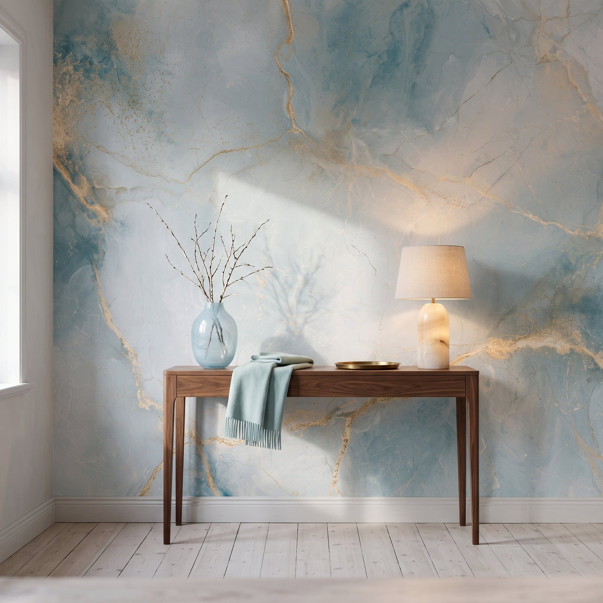 OPALINE GILT w aranżacji holu, nad orzechową konsolą z błękitnym wazonem i lampą