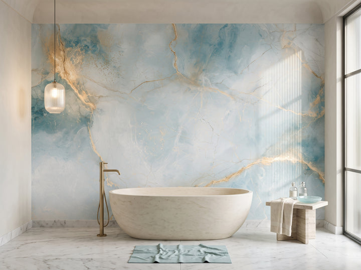OPALINE GILT w aranżacji łazienki z wolnostojącą kamienną wanną i mosiężną baterią