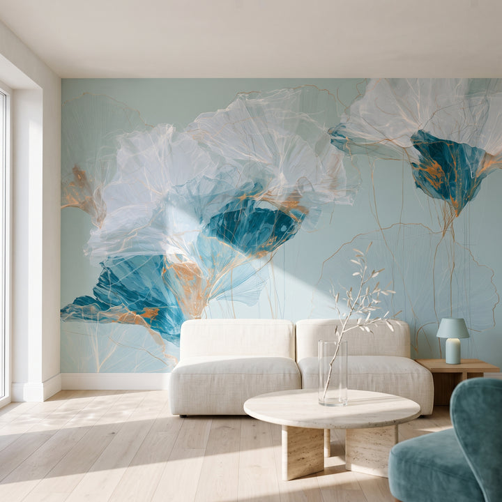 ORGANZA mis en scène dans le salon d'une villa du lac de Côme, devant le mur un canapé bas en lin et un fauteuil turquoise