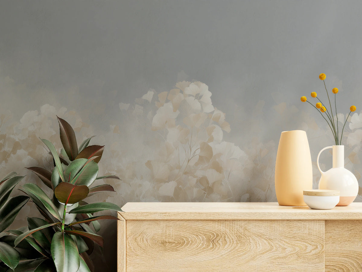 OVERCAST de près – menues feuilles crème sur un fond gris derrière une commode en chêne avec des vases