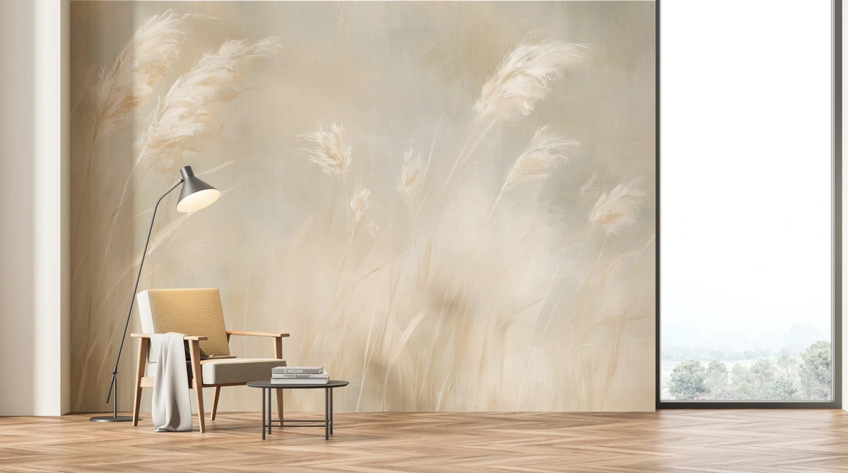 PAINTED PAMPAS sur tout le mur d'un salon clair avec fenêtre – les plumeaux au-dessus du fauteuil et de la lampe montrent l'échelle