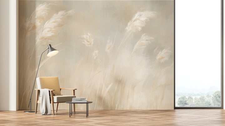 PAINTED PAMPAS sur tout le mur d'un salon clair avec fenêtre – les plumeaux au-dessus du fauteuil et de la lampe montrent l'échelle