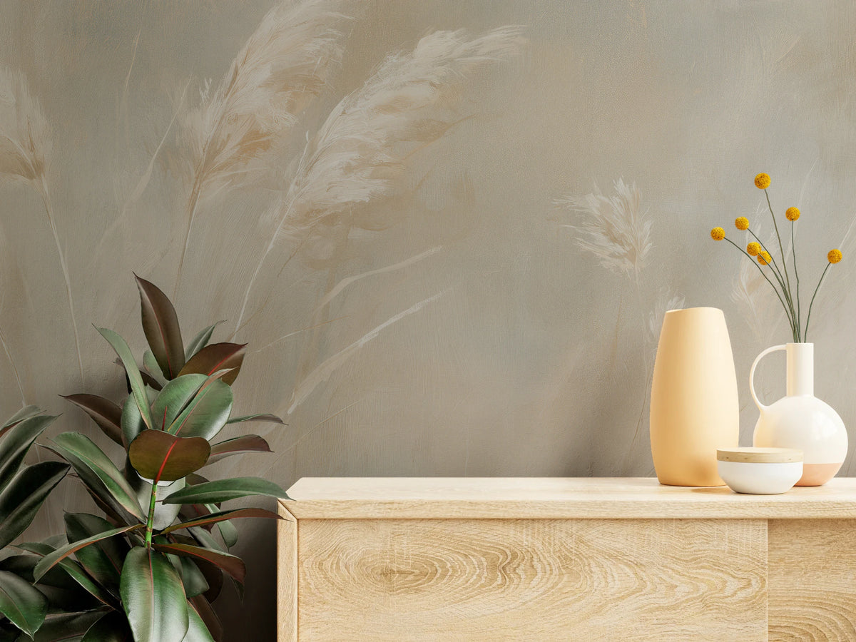 PAINTED PAMPAS en gros plan – plumeaux d'herbe et traces de pinceau au-dessus d'une commode claire avec vases