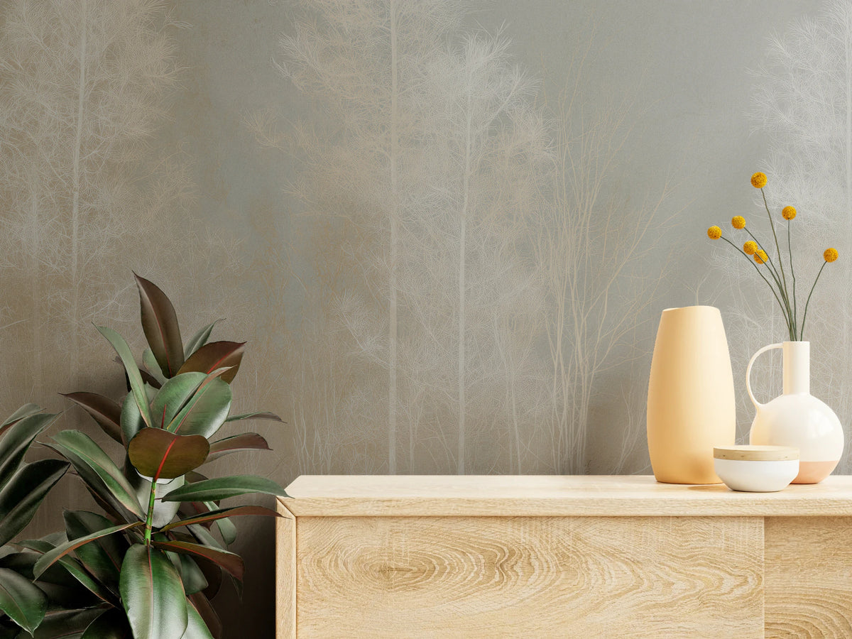 PALE TAPERS de près au-dessus d'une commode claire avec des vases – fines branches et couronnes plumeuses sur fond gris-bleu
