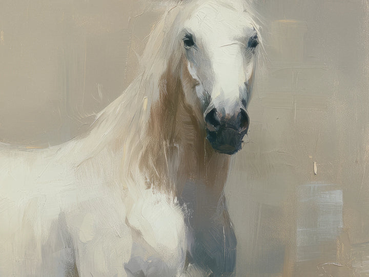 PALE VIGIL de cerca: cabeza del caballo blanco de frente, hocico oscuro, larga crin rubia en el cuello y fondo gris beige