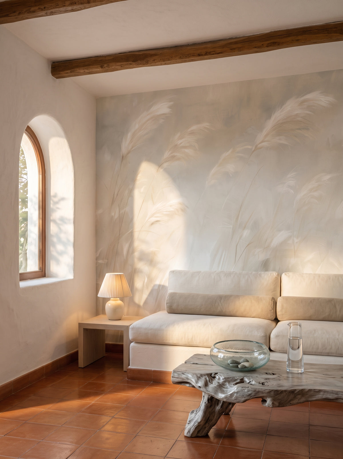 PAMPERO en mise en scène de salon dans une villa en bord de mer en Sardaigne, devant le mur un canapé bas maçonné aux coussins en lin