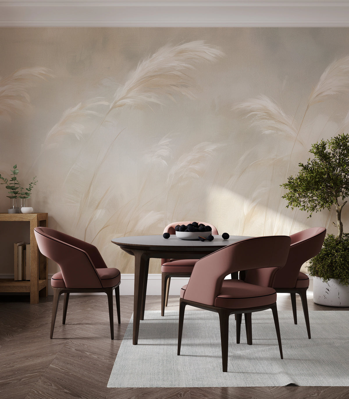 PAMPERO sur tout le mur d'une salle à manger : plumeaux au-dessus d'une table ronde et de chaises roses, révélant l'échelle du motif